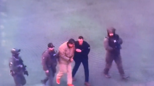 Nicolás Maduro en el momento en que es trasladado a una Corte de Nueva York.