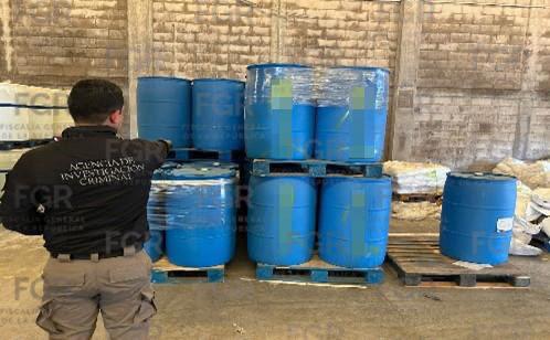 $!Asegura FGR más de 49 toneladas de químicos y 45 mil litros de sustancias en El Diez, al sur de Culiacán