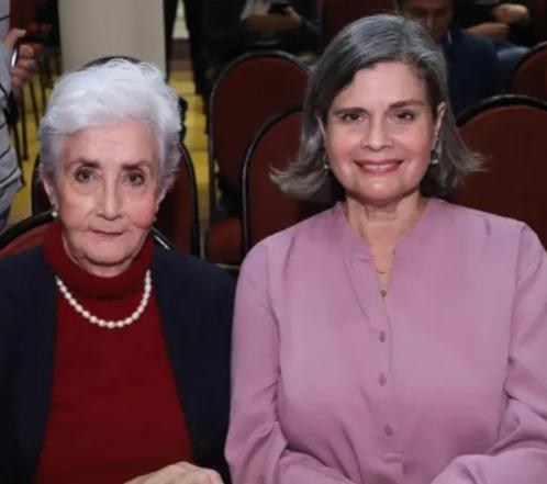 $!Ana Belén López acompañada por su suegra la señora Toy de Pruneda.