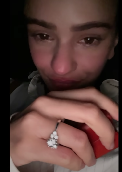 $!Se comprometen Rosalía y Rauw Alejandro en matrimonio