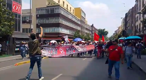 Marcha de contingentes de la CNTE en la Ciudad de México hacia el Zócalo.