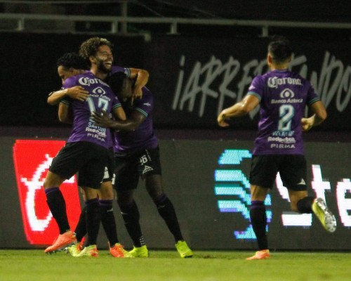 César Huerta celebra el gol con sus compañeros.