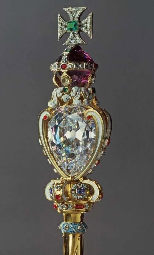 $!Coronan a los reyes Carlos III y Camilla en histórica ceremonia cargada de simbolismos