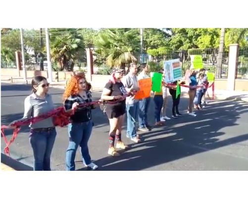 La velocidad mata, bajen su velocidad, gritan activistas en crucero frente a CU en Culiacán