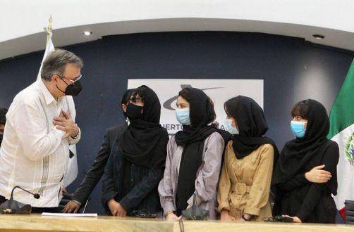 Marcelo Ebrard Casaubón recibe a primeras mujeres afganas.