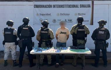 Agentes aseguraron arma, cartuchos y presuntas drogas tras la detención de un hombre en Culiacán.