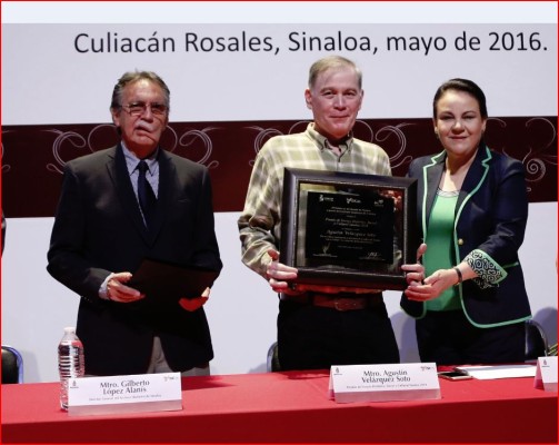Gilberto López Alanís, Agustín Velázquez Soto y María Luisa Miranda Monrreal, durante la entrega de la distinción.