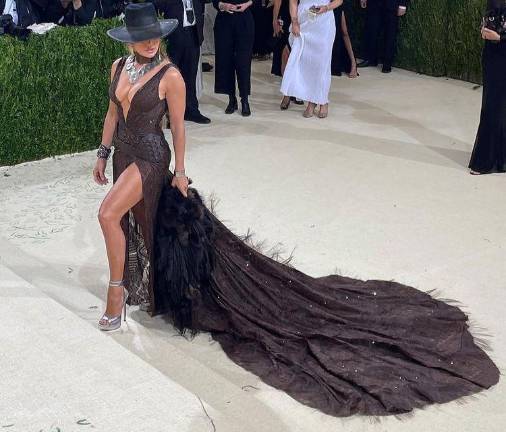 Con la alfombra roja de terminar llegó Jennifer López. La cantante latina optó por un vestido de Ralph Lauren en color café.