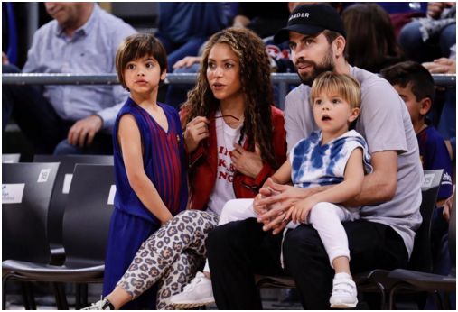 Shakira y Piqué junto a sus hijos Sasha y Milan.