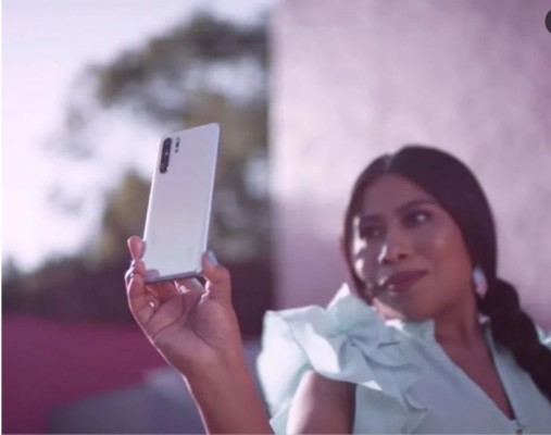 Yalitza Aparicio promociona el nuevo Huawei P30