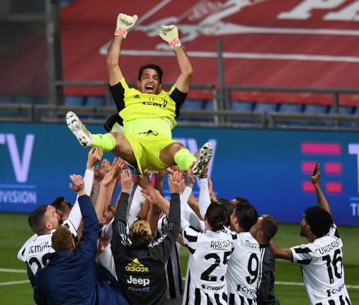 Gianluigi Buffon celebra una victoria cuando jugaba en la Juventus.