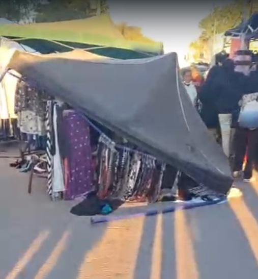 $!Vehículo arrasa con puestos del Tianguis de Lombardo Toledano, en Culiacán