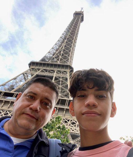 $!Mario y su hijo ‘Wicho’, de Mazatlán, cumplen su sueño de ver jugar a Messi y el clásico Madrid Vs Barcelona