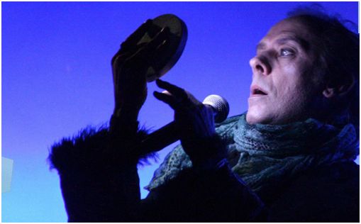 Peter Murphy, líder de Bauhaus, expulsado de su propio concierto por lanzar botellas al público