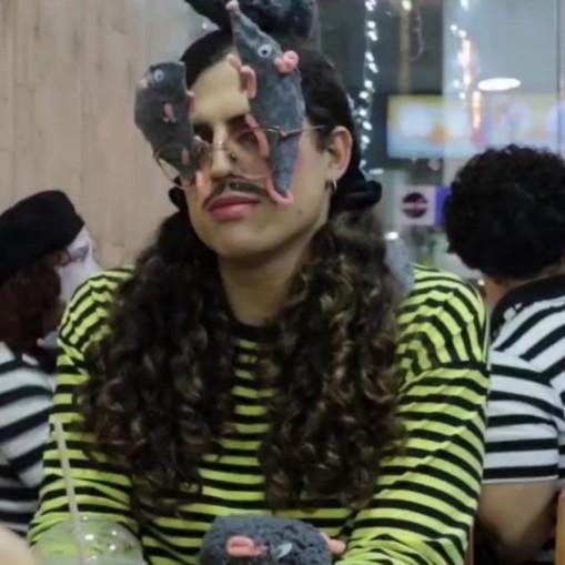 $!El cortometraje incluye elementos como mimos, ratas en las calles y referencias a personajes icónicos como Marienette, de la serie animada ‘Lady Bug’.