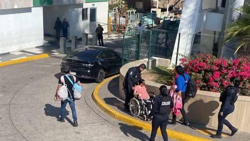 Policías Estatales ayudan a una mujer que en plena calle entró en labor de parto.