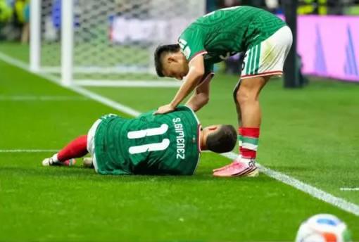 $!Santiago Giménez estaría hasta ocho semanas fuera de acción, tras lesión ante Inglaterra