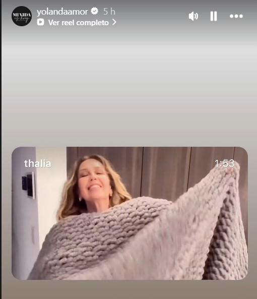 $!Thalía confeccionó una enorme cobija a mano para su amiga Yolanda Andrade, en un gesto que refleja los años de amistad que comparten.