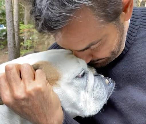 Comparte Eugenio Derbez la despedida de Fiona, su perrita que murió a los 11 años