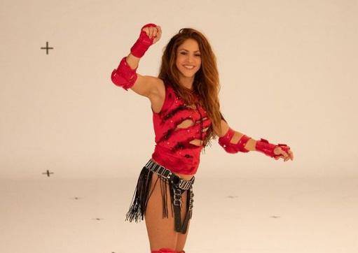 La cantante colombiana Shakira hace enojar a fanáticos de Metallica.