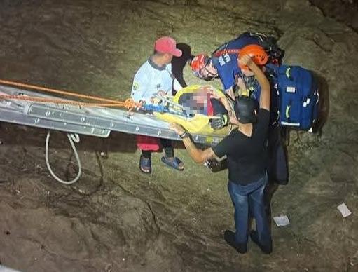 $!Cae hombre a zona rocosa de Olas Altas en Mazatlán y resulta lesionado