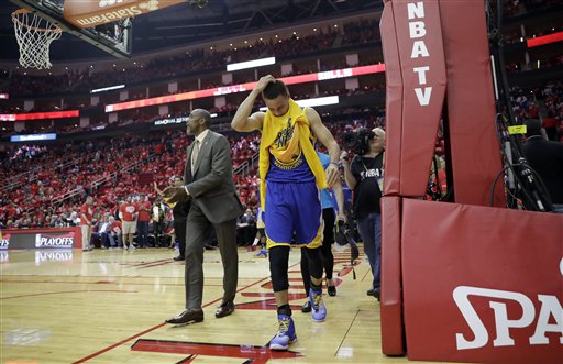 Curry se lastima la rodilla, pero Warriors amansan a Rockets