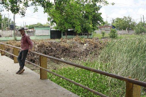 $!¿Qué será lo peor de ser damnificados de Villa Juárez, Navolato? Además del olvido, los cocodrilos merodeando