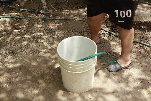 $!Hay desabasto de agua potable y la poca que sale no abastece para lavar.