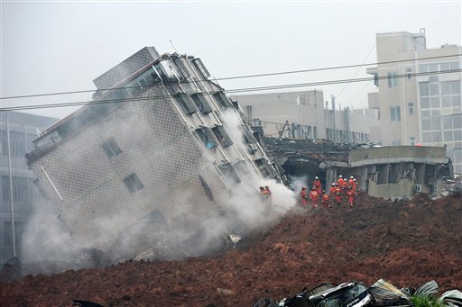 Sepultan toneladas de tierra 18 edificios en ciudad china