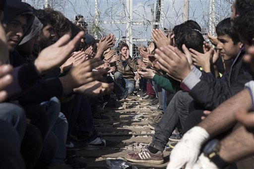 Piden paso 7 mil refugiados ‘varados’ en Europa