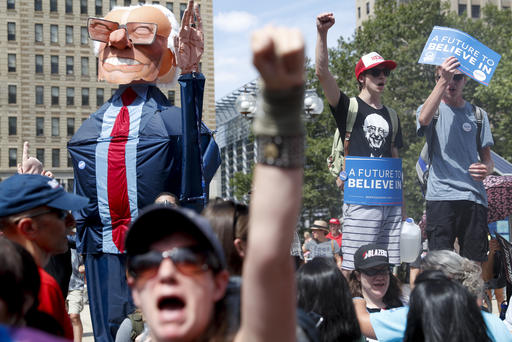 Seguidores de Bernie Sanders protestan unas horas antes del inicio de la Convención Nacional Demócrata.