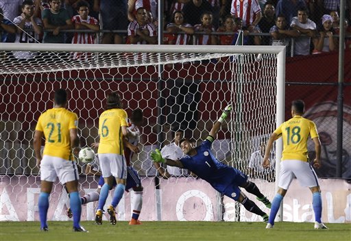 Rescata Brasil angustioso empate ante Paraguay