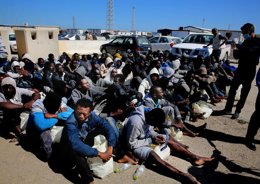 Migrantes africanos detenidos en Trípoli, Libia.