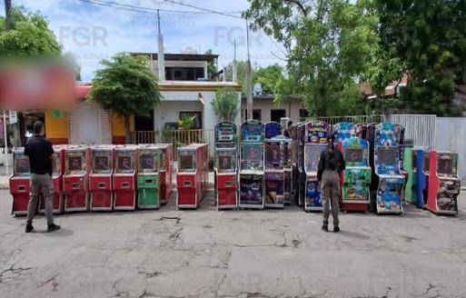Elementos federales aseguran un inmueble con máquinas tragamonedas y cartuchos al sur de Culiacán.