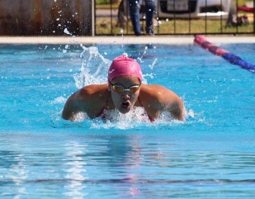 Nadadores realizan chequeo de tiempos en la Alberca Olímpica de Mazatlán
