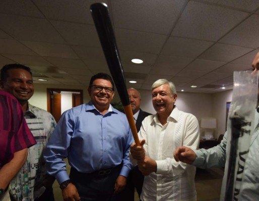 Presume Andrés Manuel López Obrador reunión con Fernando Valenzuela en su gira por Sinaloa