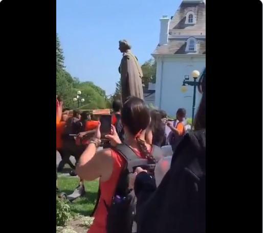 $!Queman templo y derriban estatuas por genocidio indígena en Canadá