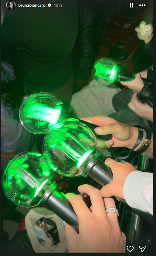 $!Bruna Biancardi compartió imágenes del espectáculo en sus redes sociales y mostró la ARMY Bomb, el bastón luminoso característico de los seguidores de BTS.