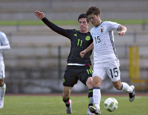 Marco Bueno disputa el balón con Masashi Kamekawa.