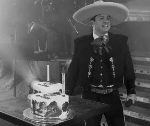 Julión Álvarez celebró 19 años de carrera con un concierto con lleno total en el Estadio Olímpico Universitario de Chihuahua.