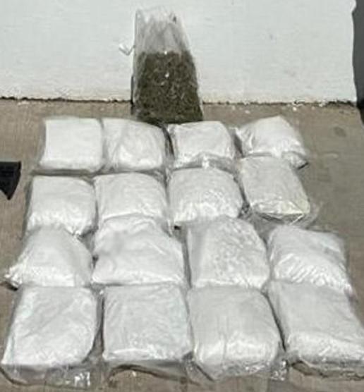 $!Fuerzas Federales decomisan arsenal y 14 kilos de presunta cocaína en Culiacán