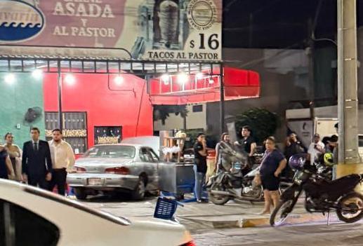 $!Embiste auto una taquería y deja a una niña y un hombre lesionados en Mazatlán