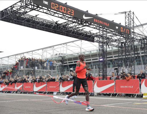 Kipchoge completa una maratón en 2 horas y 25 segundos