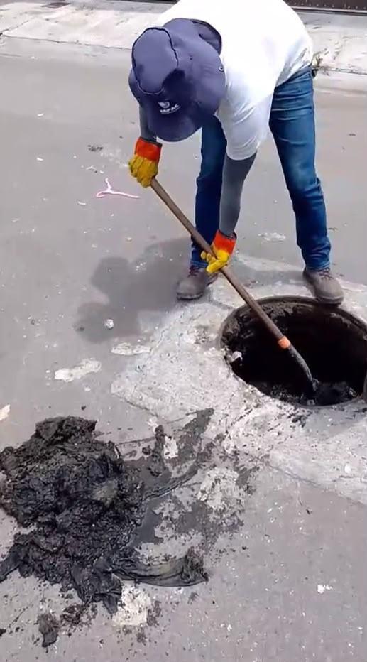 $!Levantar tapas de alcantarillas durante lluvias provoca taponamientos en el drenaje sanitario advierte JAPAC