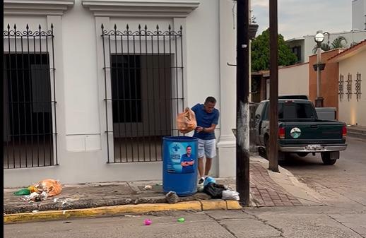 $!Ex Alcalde Manuel Pineda dona tambos de basura en El Rosario; su imagen aparece en los contenedores