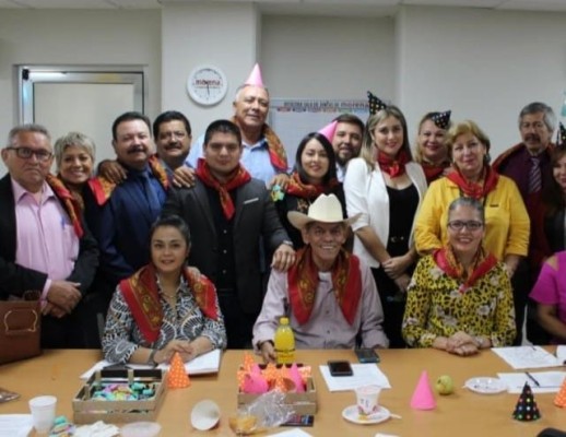 La Diputada Graciela Domínguez Nava, presidenta de la Junta de Coordinación Política, recordó al líder campesino con una foto de su cumpleaños acompañado de la bancada de Morena en el Congreso.