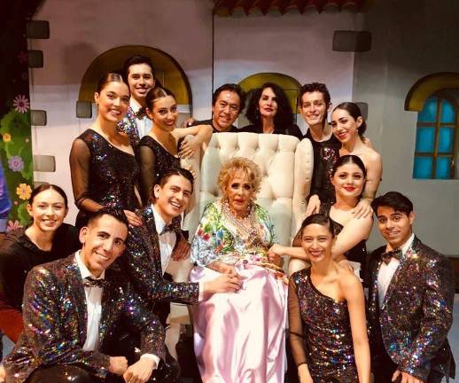 Silvia Pinal con parte del elenco de la obra.