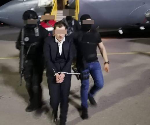 José Bryan “N” es trasladado en avión de la Fuerza Aérea Mexicana a la ciudad de Chihuahua.