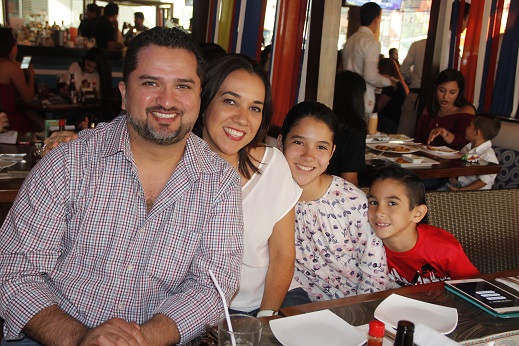 Aníbal Medina, Mónica Pompa, Mariana y Santiago Medina.