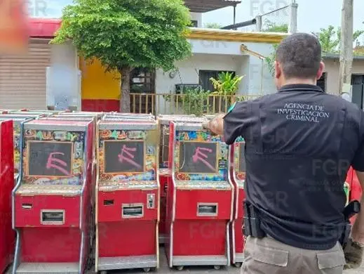 $!Tras cateo en la Rafael Buelna, en Culiacán, FGR reporta 77 tragamonedas y municiones aseguradas